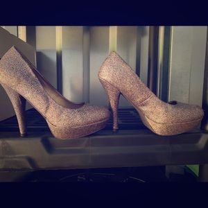 Multicolor Gold Glittered Pump! Must have!